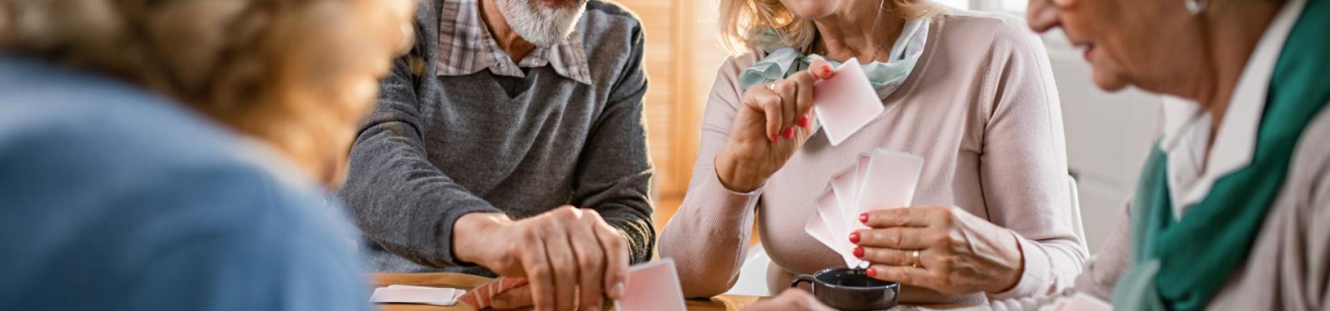 small-group-mature-friends-enjoying-while-playing-cards-home (Velký)