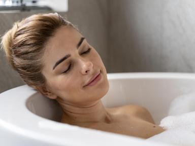 woman-enjoying-relaxing-bubble-bath (2)