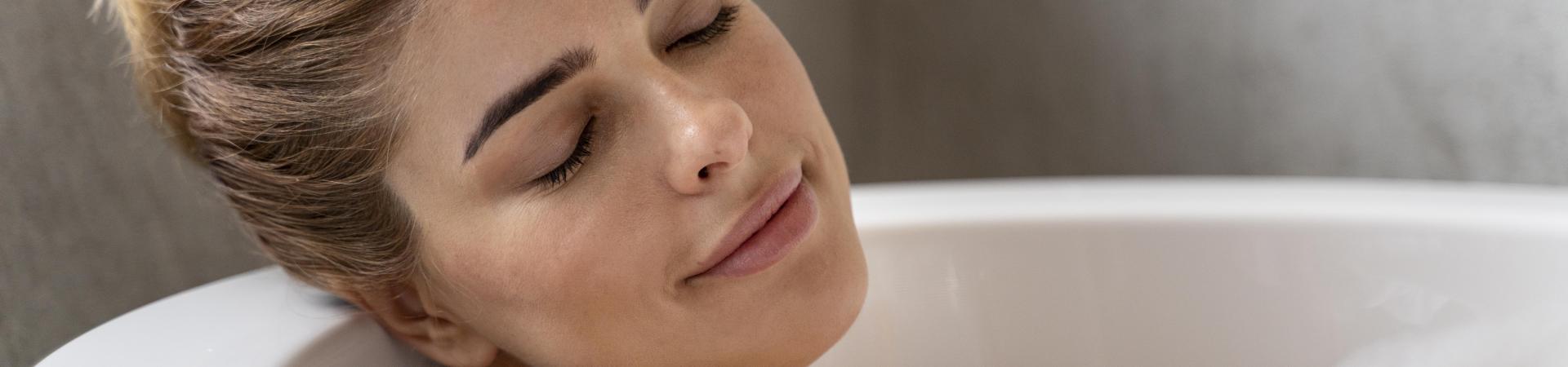 woman-enjoying-relaxing-bubble-bath (2)