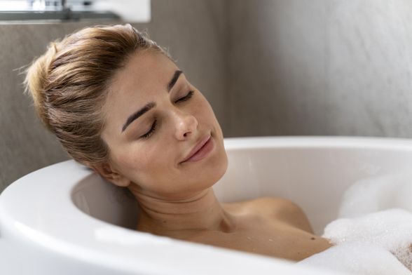 woman-enjoying-relaxing-bubble-bath (2)